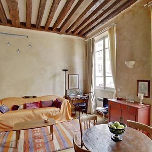 Marais-Rue Des Rosiers Id 24